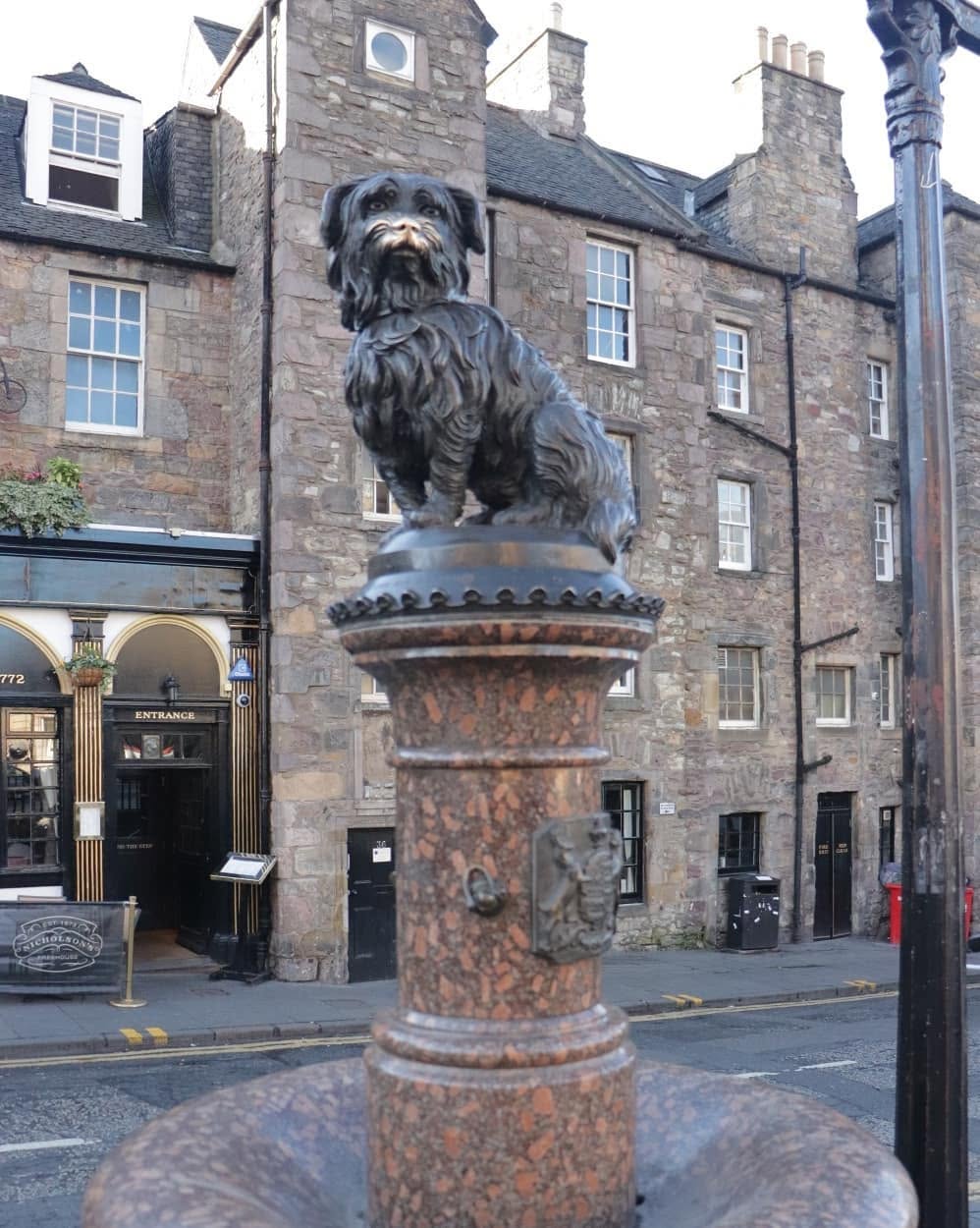 Small bronze statue of Greyfriars Bobby